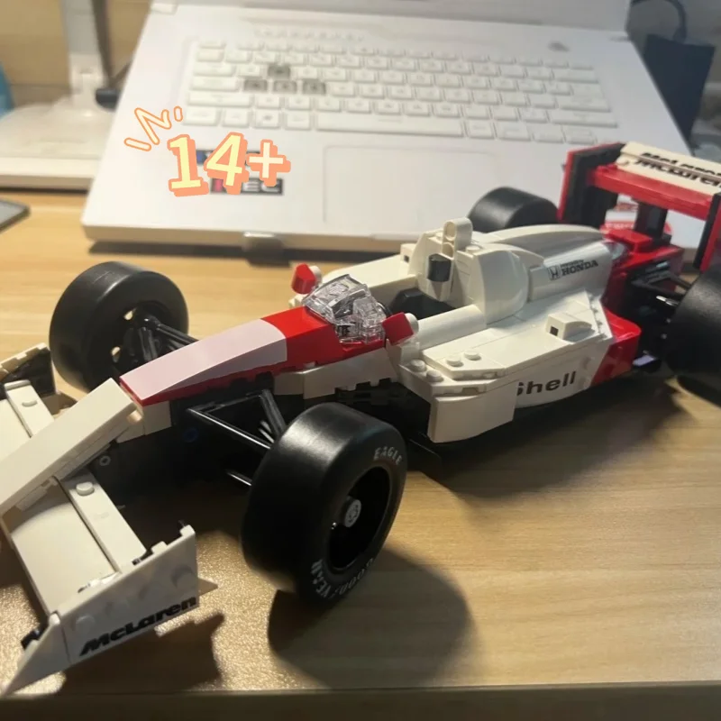 Nouveauté 2026 En stock 693 pièces Blocs de construction MP4/4 Voiture de course mécanique Modèle de véhicule technique Cadeaux pour les fêtes Friends