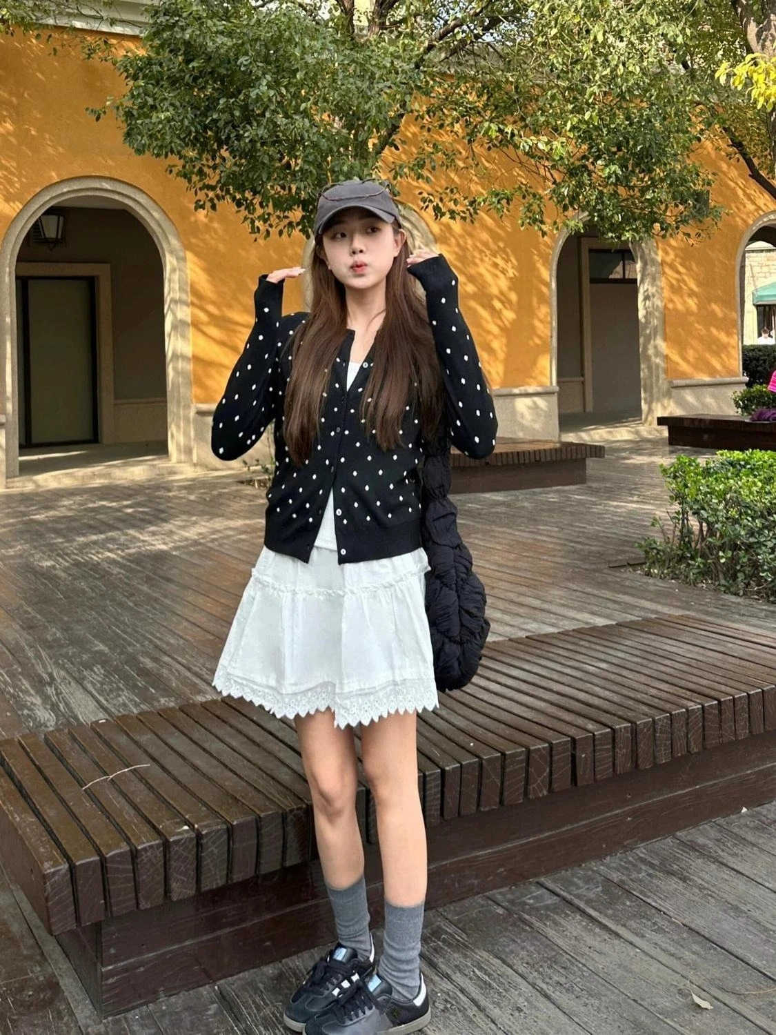 Krótki sweter damski w stylu Y2K, japoński vintage, dzianinowy, z długim rękawem, dekolt okrągły, casualowy, z ozdobnymi kropkami, dopasowany, zapinany na guziki, retro odzież damska.