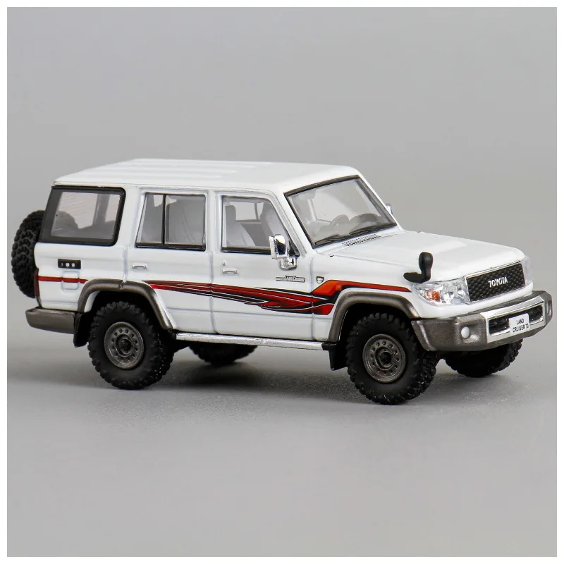 MASDI 1:64 Toyota Land Cruiser tough off-road vehicle die-cast alloy car model, for teenagers to play with, a decorative item.