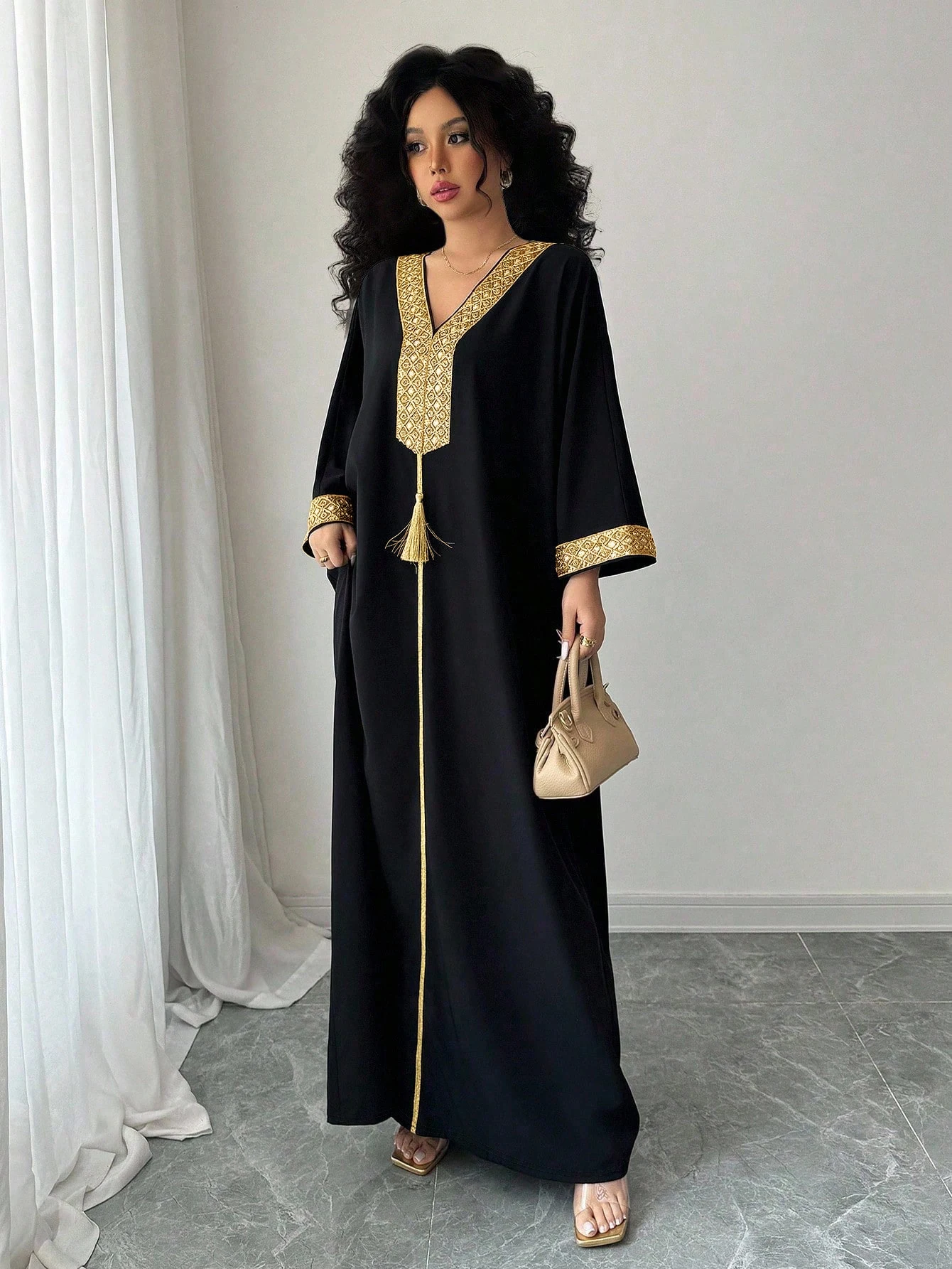 Damen Elegante Loungewear aus schwarzem, drapiertem Stoff mit Goldstickerei, V-Ausschnitt, Quasten und langen Ärmeln – Maxi-Kaftan für den Nahen Osten und Dubai – Detail 1