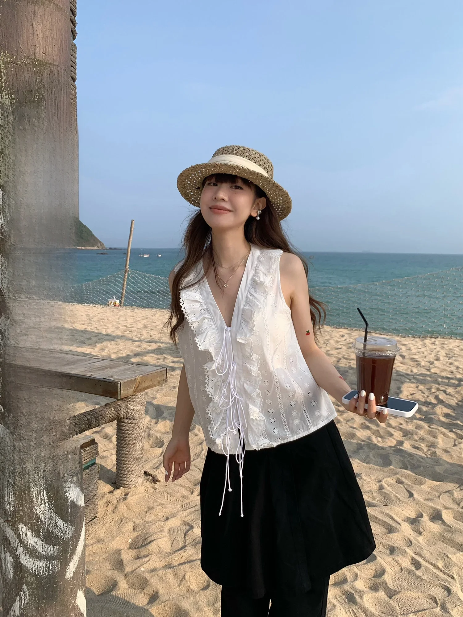 

Женская летняя блузка Sinbounboun в французском стиле, свободного кроя, из хлопка, без рукавов, с V-образным вырезом, с вышивкой в виде маленьких цветов, с ажурными вставками.