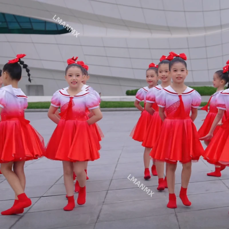 

Детские чарусные игры: красный шарф для учащихся начальной школы, погонящий свет, молодежная одежда, красная песня