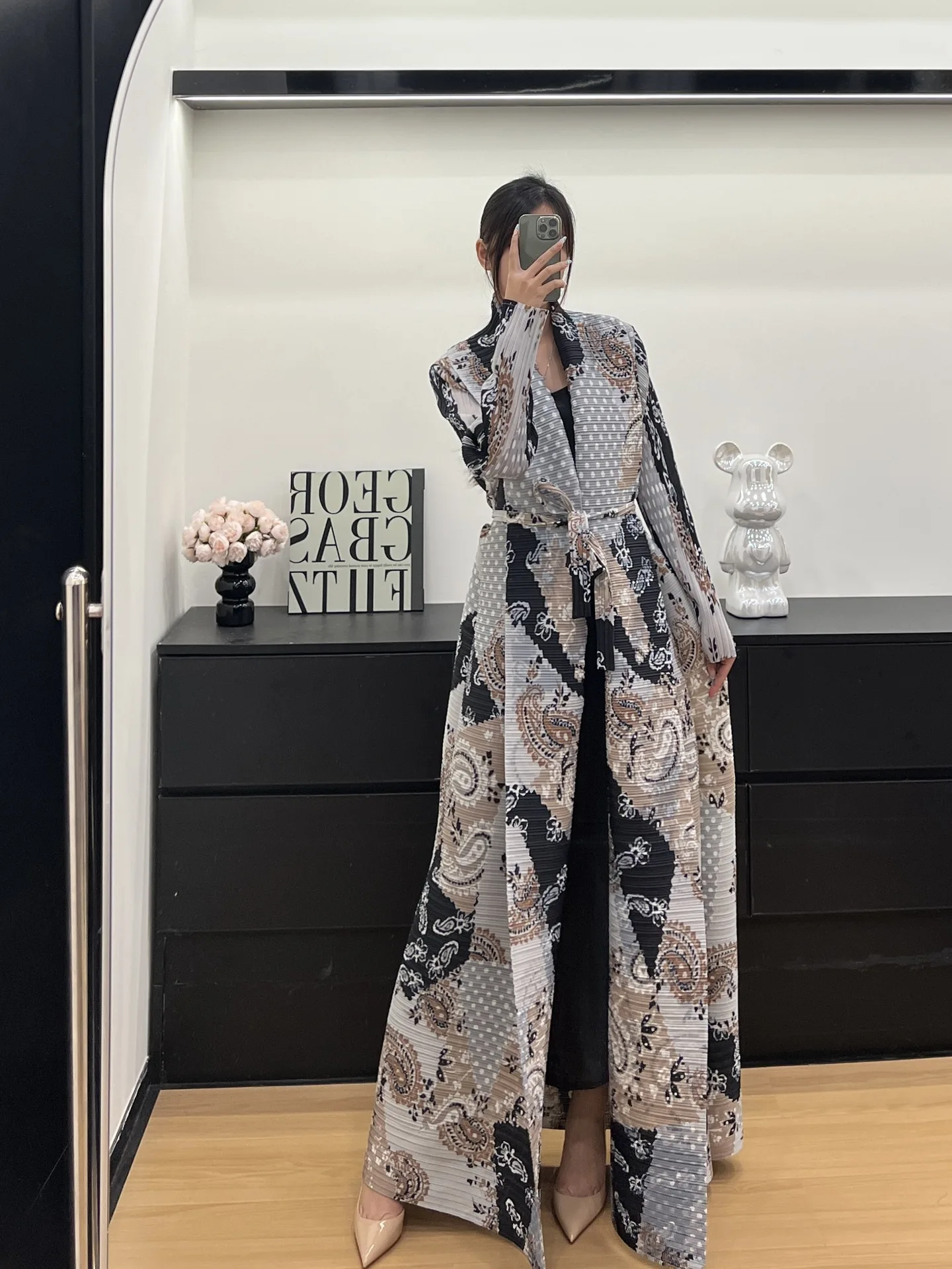 

Miyake Abaya 2024, весенняя внешняя торговля, Ближний Восток, складной трансграничный универсальный плащ, халат, пальто, женский плащ с принтом