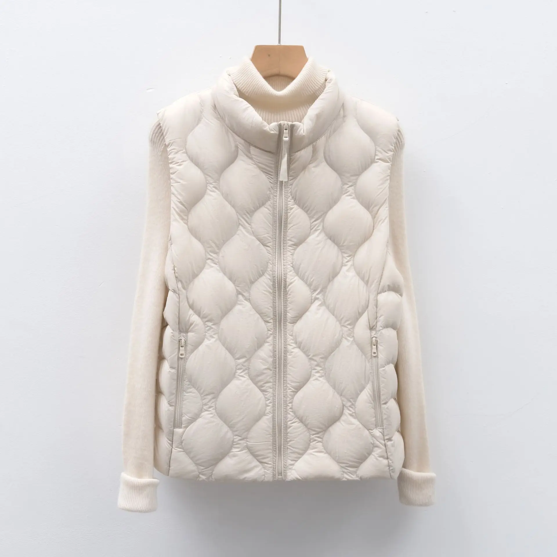 سترة ذات ياقة واقفة بتصميم مبطن مموج. مملوء بمعايير جديدة 90% للدفء الأنيق والخفيف الوزن.