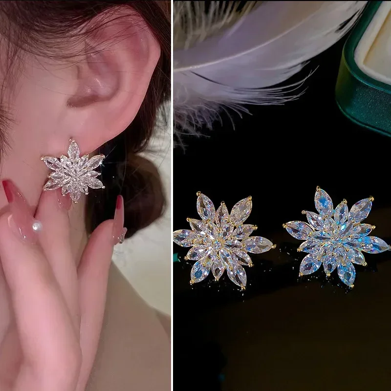 Exquisite Zircon Snowflake Stud Earrings Fashion Shiny Crystal Flower Earring for Women Christmas Festival Gift New Year Jewelry