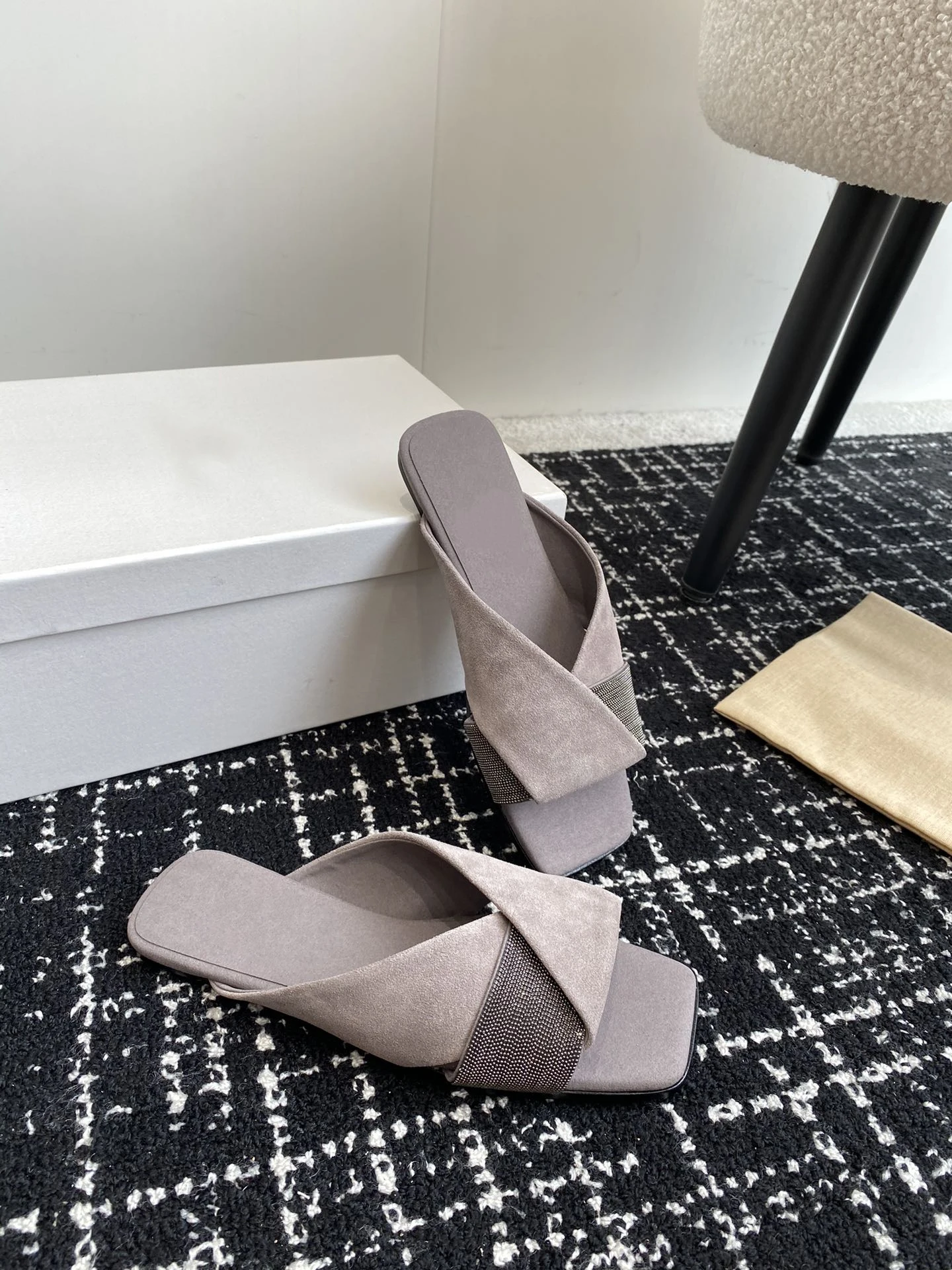 High Quality 2024 Summer New Suede Metal Beaded Cross Strap Wedge Heel Flat Bottom Open Toe Slippers For Women