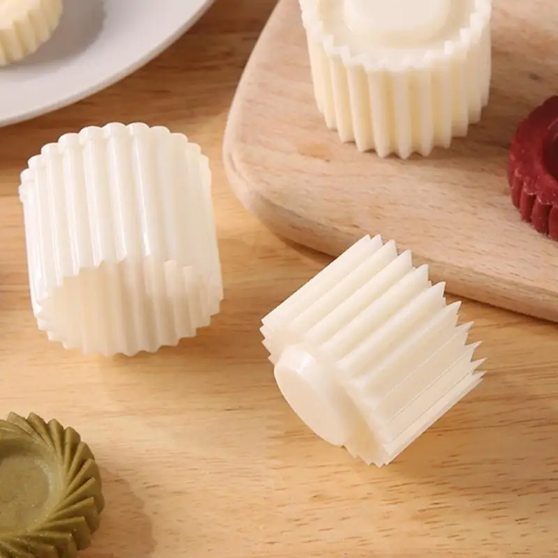 Manual Pastry Embossing Mold with Fluted Plastic Body and Detachable Design for Traditional Cakes Formed From Soft Dough 55KF