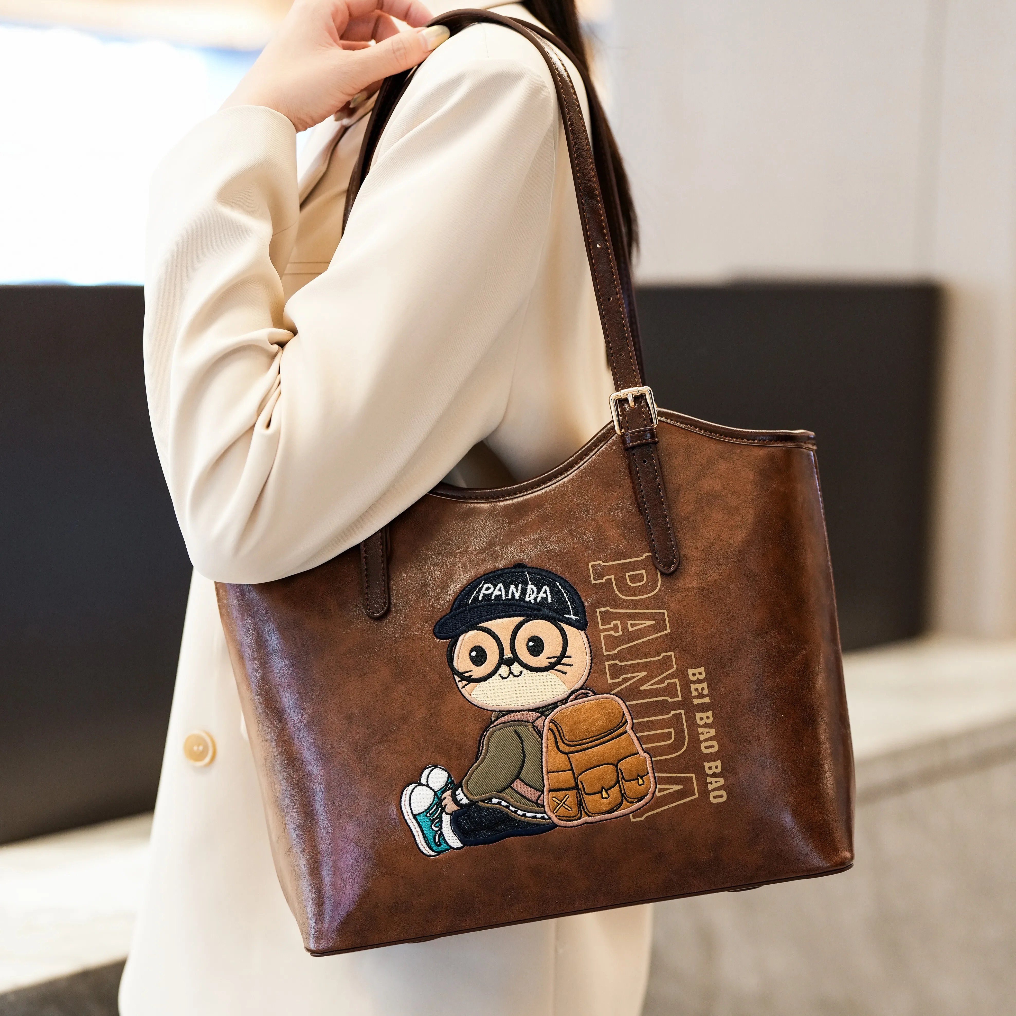 

Fashionable High-Appeal Large Capacity Tote Shoulder Bag Commuter Bag Underarm Bag 2026 New Versatile Handbag Trend Armpit bag