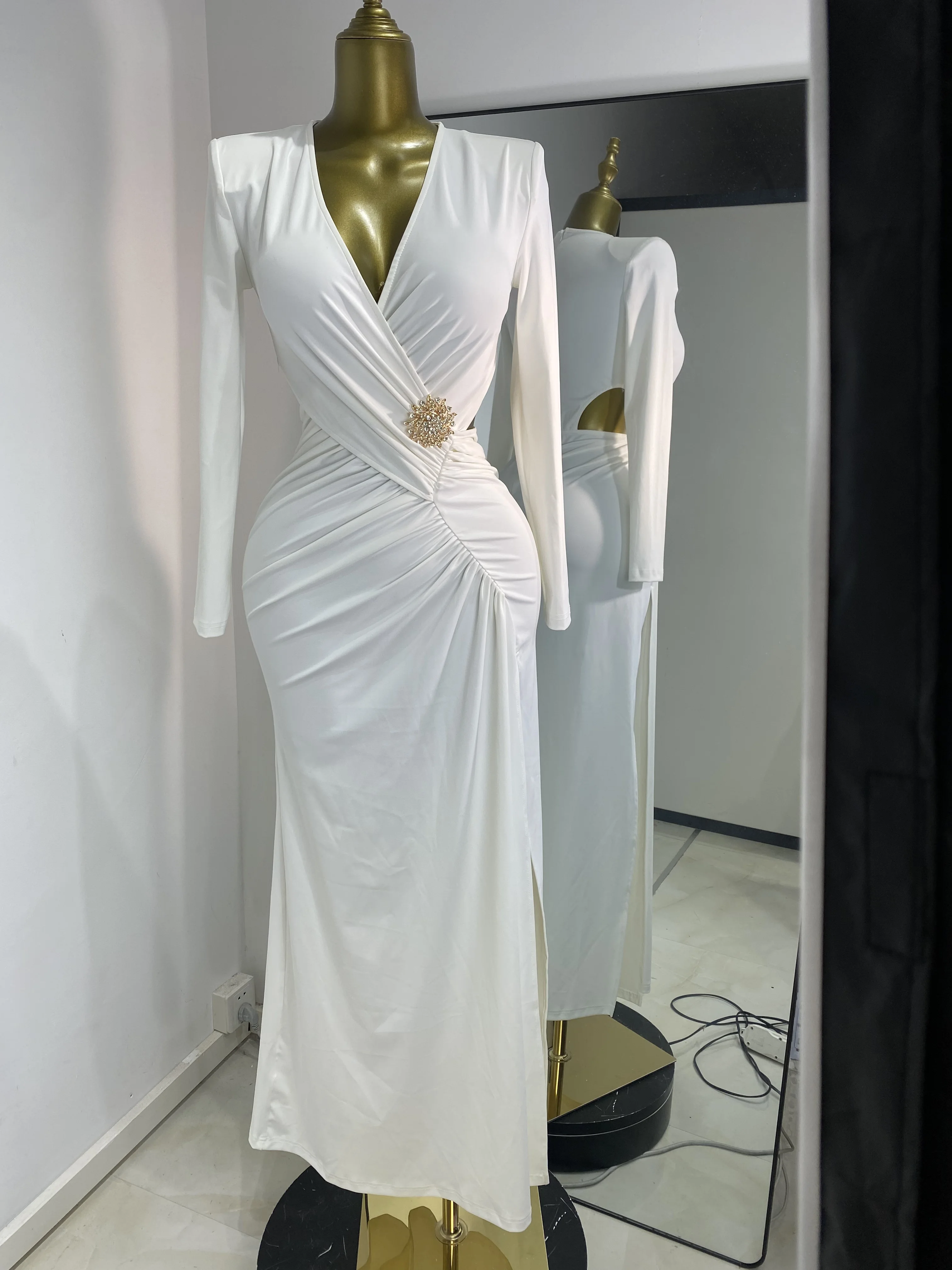 หรูหราชุดราตรีผู้หญิงแขนยาวสีขาว V คอตัดเพชรหัวเข็มขัด Maxi ยาวนุ่มสบายชุดราตรีชุดชื่อเสียง