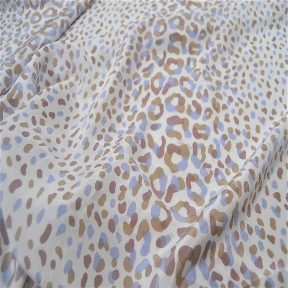 Popular Modern Style Leopard Print Silk Crepe De Chine Fabric with Comfortable Feeling Material for Nice Dress