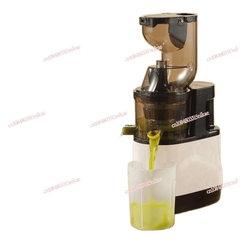 

Соковыжималка большого диаметра. Бытовое отделение остатков сока. Электрическая автоматическая машина для сока. Фрукты и овощи.