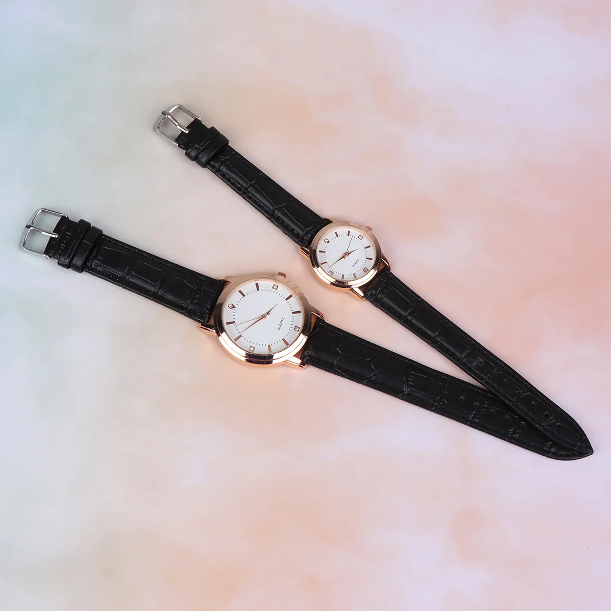 قطعتان من ساعات الكوارتز الأنيقة للزوجين بحزام أسود وتصميم أنيق وساعة يد كوارتز متينة هدية لعيد الحب للعام الجديد
