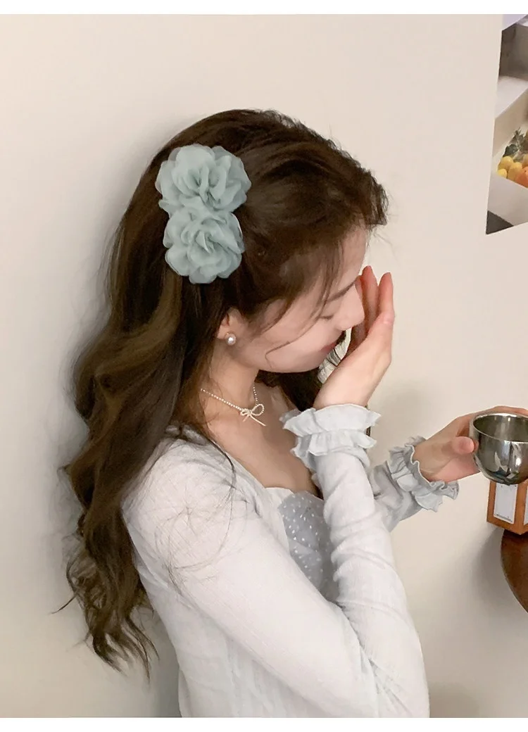 Große Haarkämme mit Organza-Rosenblüten Haarspangen für Frauen Große Braut-Haaraccessoires Modische Organza-Rosen-Haarnadeln – Detail 4