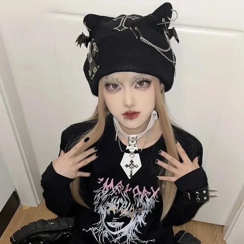 Imagen 2 del producto Gorro gótico Grunge con orejas de gato y ala de murciélago para mujer, gorro negro con cadena cruzada Punk Harajuku, ropa de calle cálida y elegante para invierno