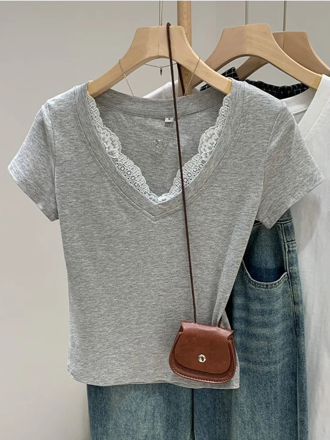 

Новая летняя женская футболка Pure Desire с кружевными вставками, укороченная, приталенная, повседневная, с V-образным вырезом