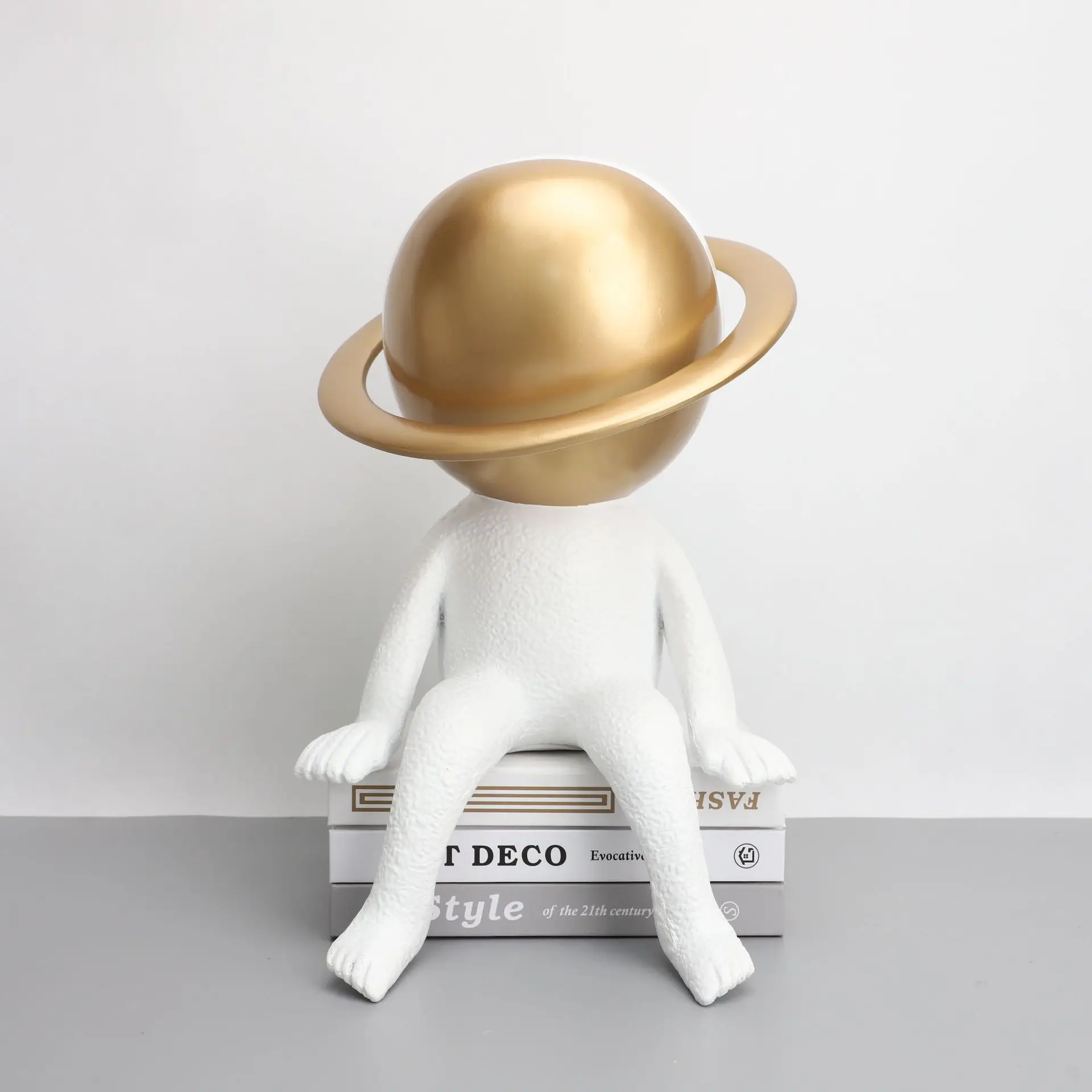 

Modern Minimalist and Creative Astronaut Resin Decoration Model Room, Homestay Home, Children's Room Decoration