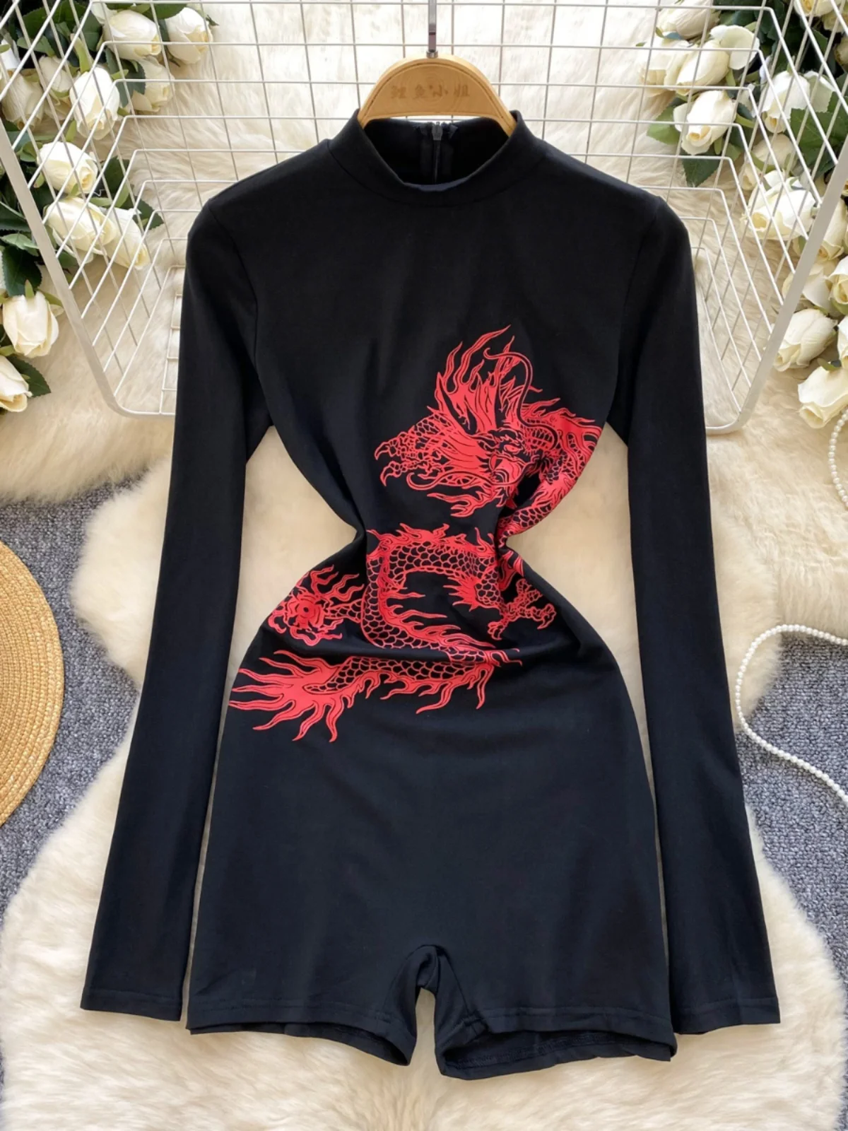 

Стильный китайский комбинезон для женщин: зимний, с длинным рукавом, высоким воротником, укороченными брюками, принтом, облегающий крой, для повседневной носки, прямой крой.