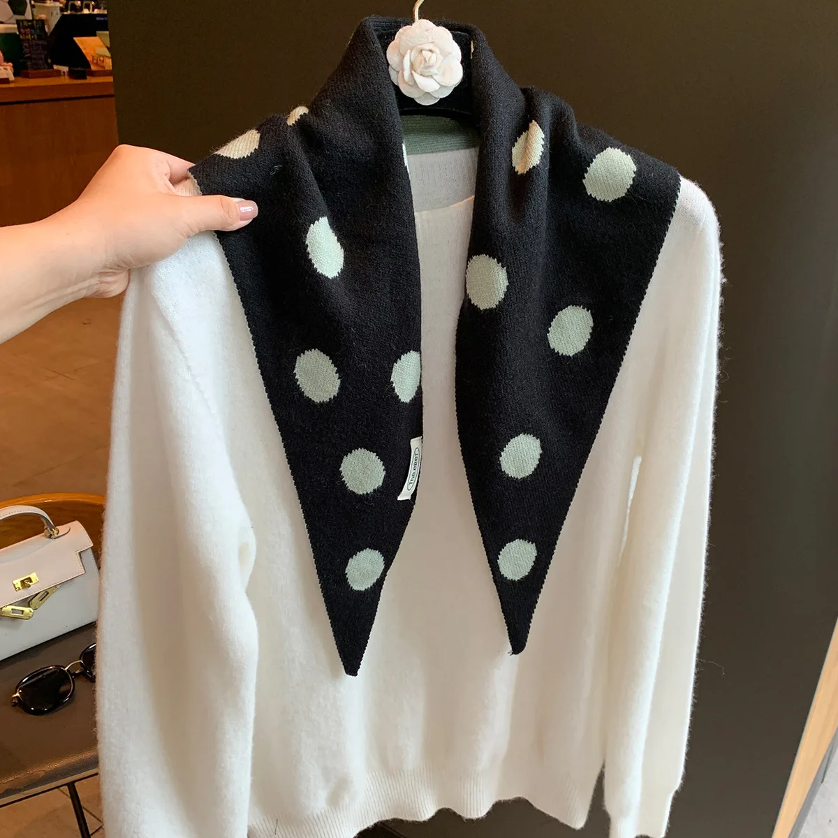 Weicher, gestrickter Schal mit Polka-Dot-Muster und dreieckiger Form für Damen, mit spitz zulaufendem Design, aus leichtem Strickstoff, als dekoratives Halstuch.