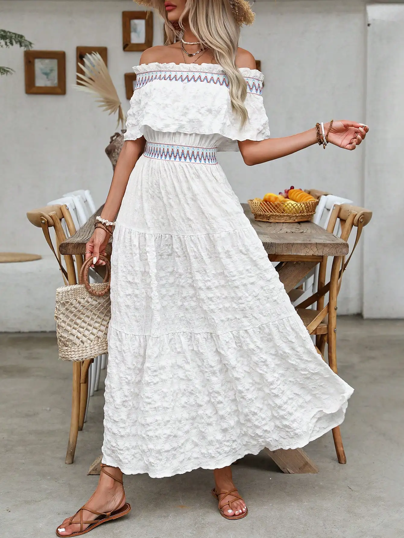 Sommerkleid aus strukturiertem Stoff mit Spitze, schulterfrei, Rüschensaum, langes Damenkleid