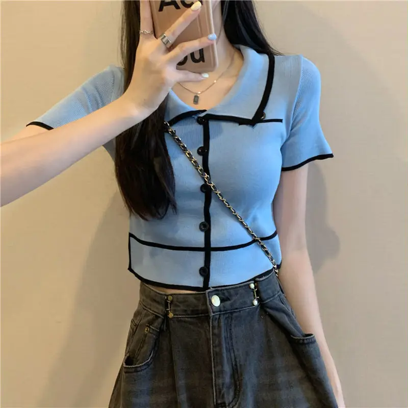 เสื้อยืดแขนสั้นผู้หญิงฤดูร้อน 2025 ออกแบบใหม่ความรู้สึกโปโลคอปลอมเสื้อสเวตเตอร์ถักไหล่ขวาเสื้อยืดสั้นถักด้านบน
