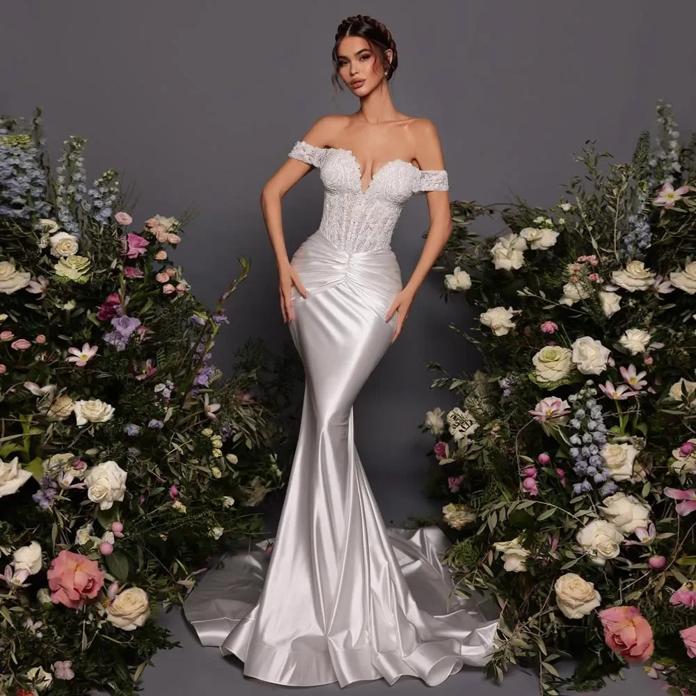 ชุดแต่งงานลูกปัดนางเงือกที่มีเสน่ห์ปิดไหล่ลูกไม้ชุดเจ้าสาวแอพพลิเคชั่นสวีปเทรนซาตินเดรส เดอ โนเวีย