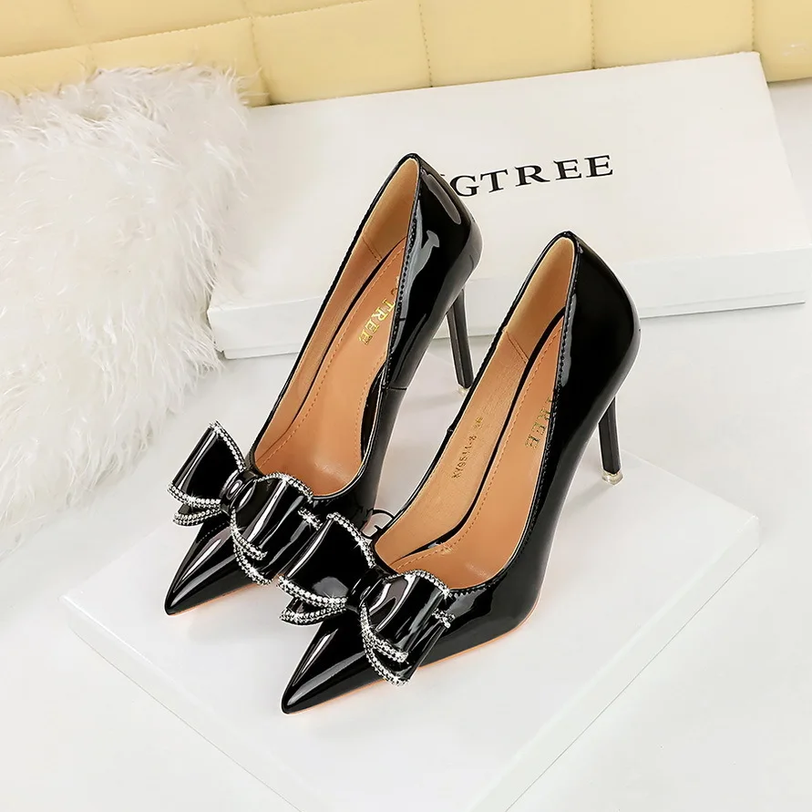 

Style Banquet Thin Heels Shallow Mouth Pointed Toe Glossy Lacquer Leather Bow Ladies Single Shoes Wedding women High pumps