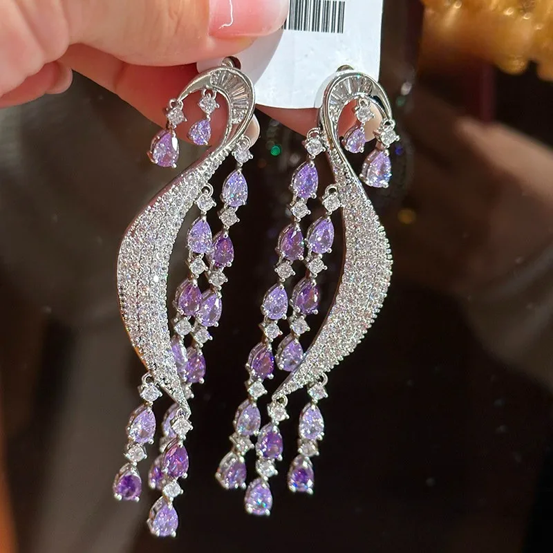 orecchini-con-frange-alla-moda-con-zirconi-e-fiori-di-lusso-leggeri-ed-eleganti