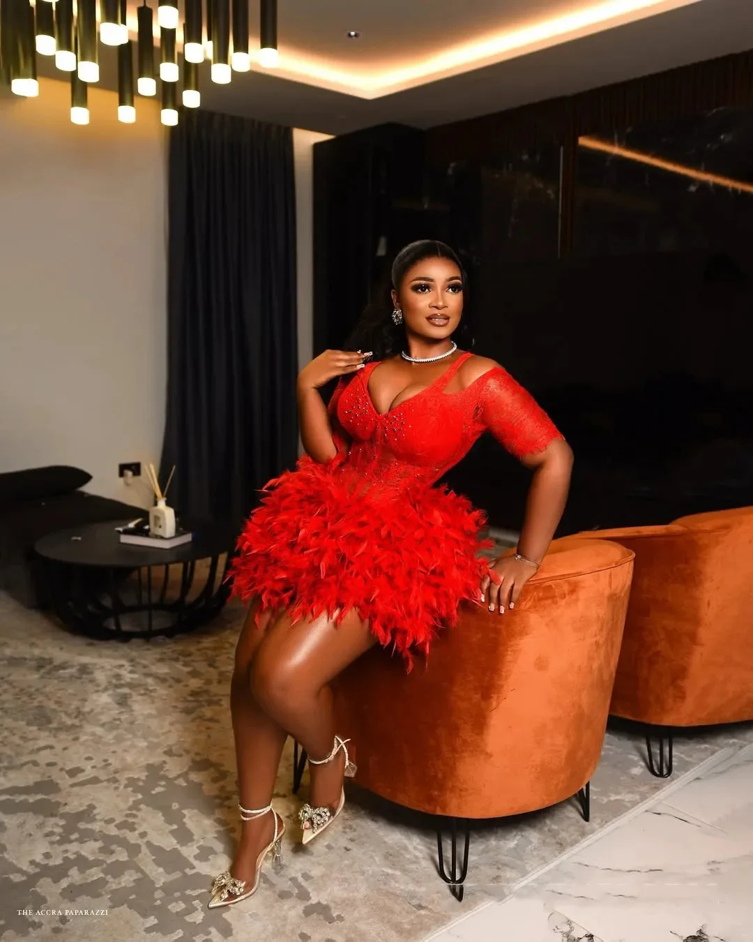 섹시한 짧은 프롬 드레스, 깃털 레이스 소매, 레드 프롬 가운, 비즈 장식, 무릎 위 스트레이트, 타조 미니 드레스, 타조 뼈