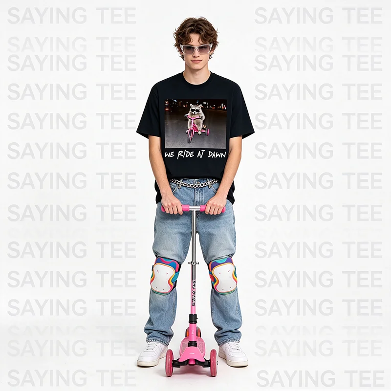 We Ride At Dawn Lustiges Waschbär auf Dreirad reitendes chaotisches Meme-T-Shirt Y2k Humor Tierkunst Niedliches Spruch-T-Shirt Personalisierte Streetwear – Detail 6