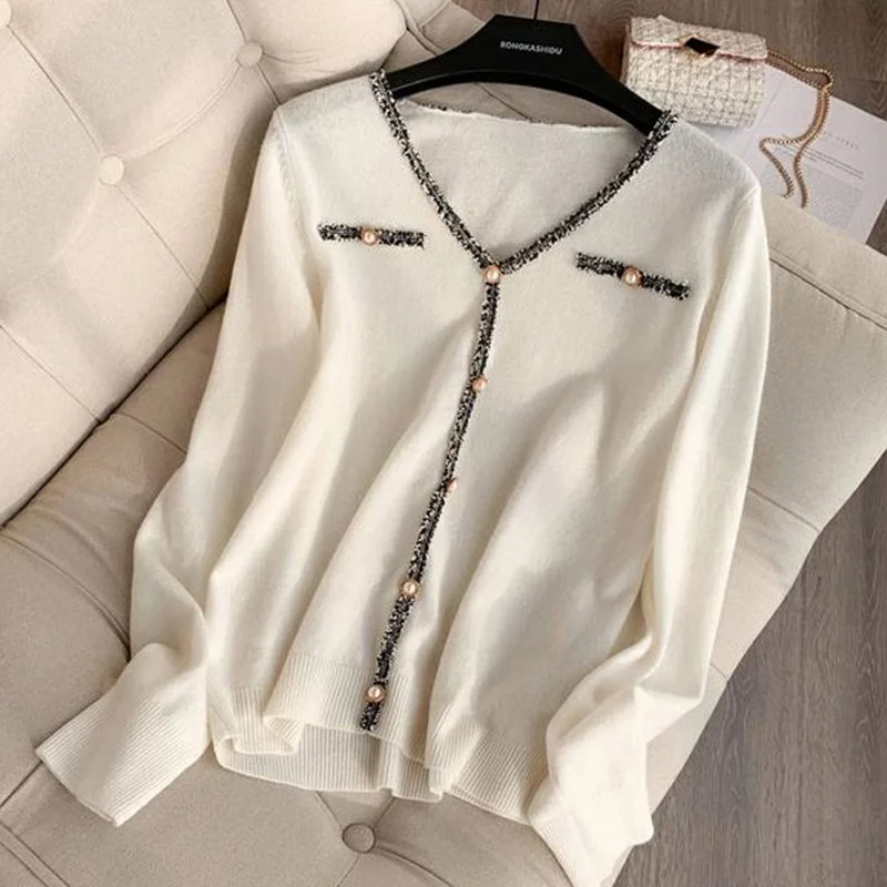 Dickes, mit Blumen gespleißtes, gestricktes Basisshirt mit V-Ausschnitt für Damen, lockerer, lässiger Perlenknopf, weicher, klebriger Pullover, innen geschichtet