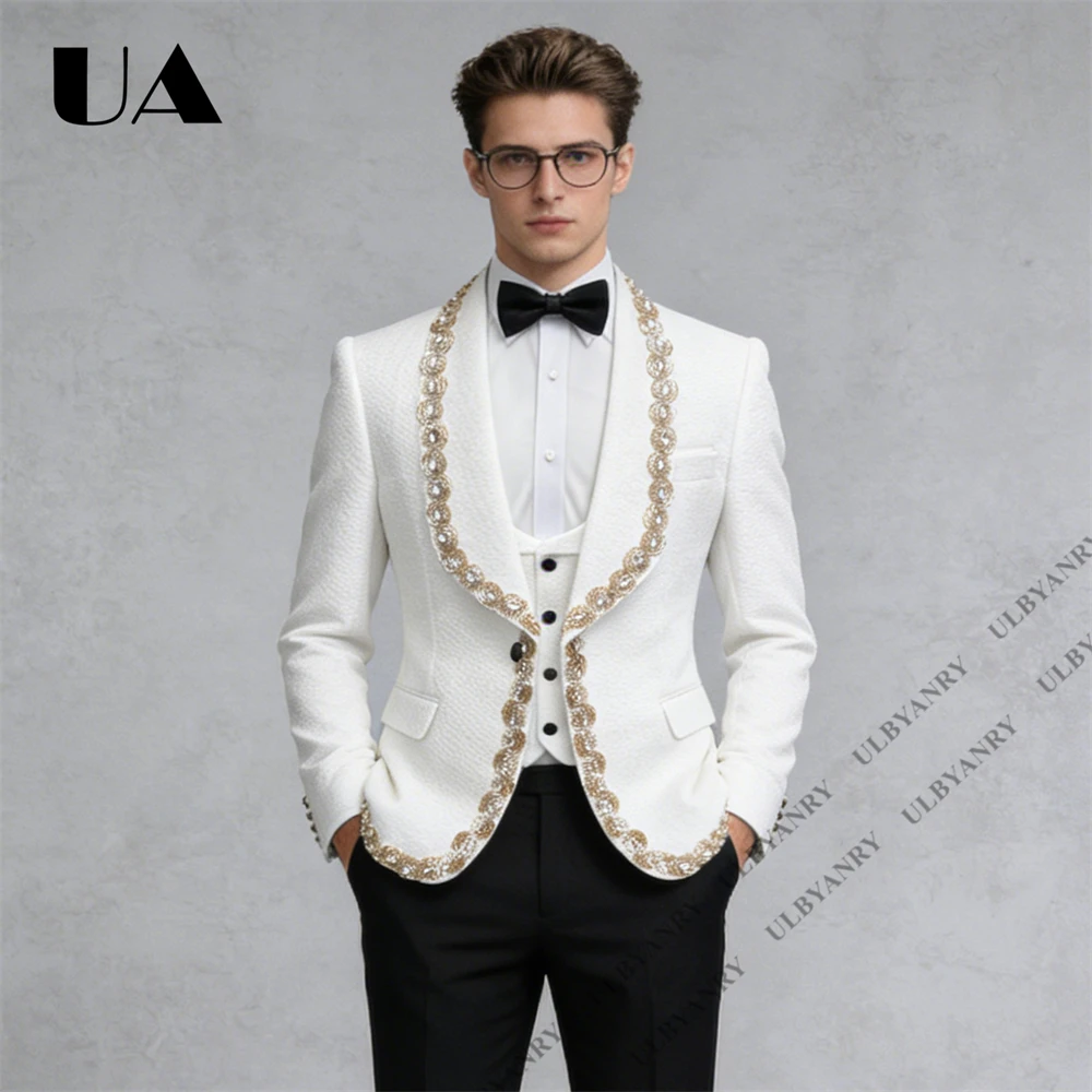 

Мужской белый смокинг из 3 предметов - пиджак с золотой вышивкой на лацканах, жилет, брюки. Костюм для свадьбы, ужина, выпускного вечера. Размеры XS-3XL. Костюм для жениха, торжественный наряд.