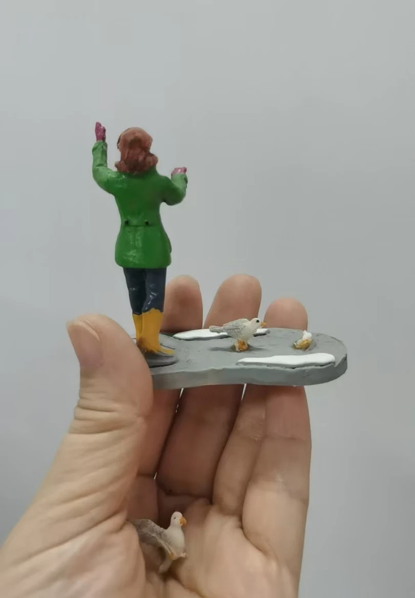 Resin figure mental psychological sand table game box court therapy green girl feed  pigeon