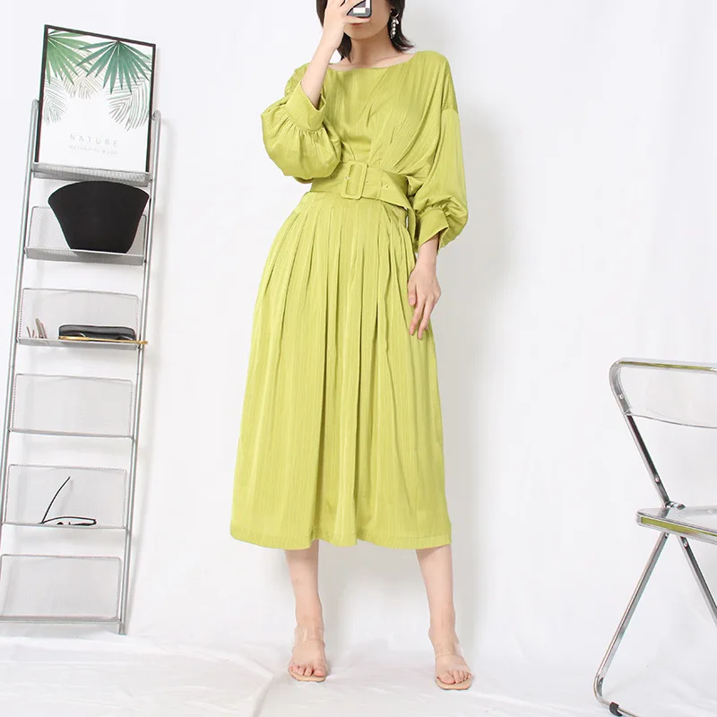 

2025 Summer New French Elegant Style Romantic Satin One-shoulder Waist Pleated Three-point Waist Lantern Sleeve Skirt