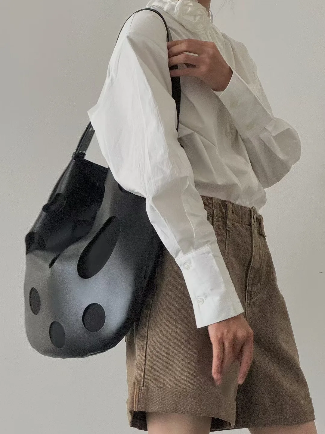 bolso-grande-de-hombro-para-mujer-de-gran-capacidad-con-diseno-calado-personalizado-de-nicho-de-lujo-ligero-textura-de-piel-de-vaca-cueva