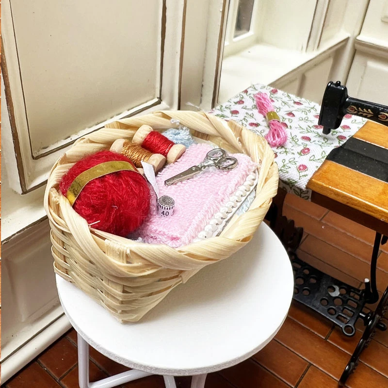 1Set 1/12 Puppenhaus Miniatur Gestrickte Woolen Garn Im Korb Modell Nähen Haus Szene Dekor Ornamente Desktop Pretend Spielzeug