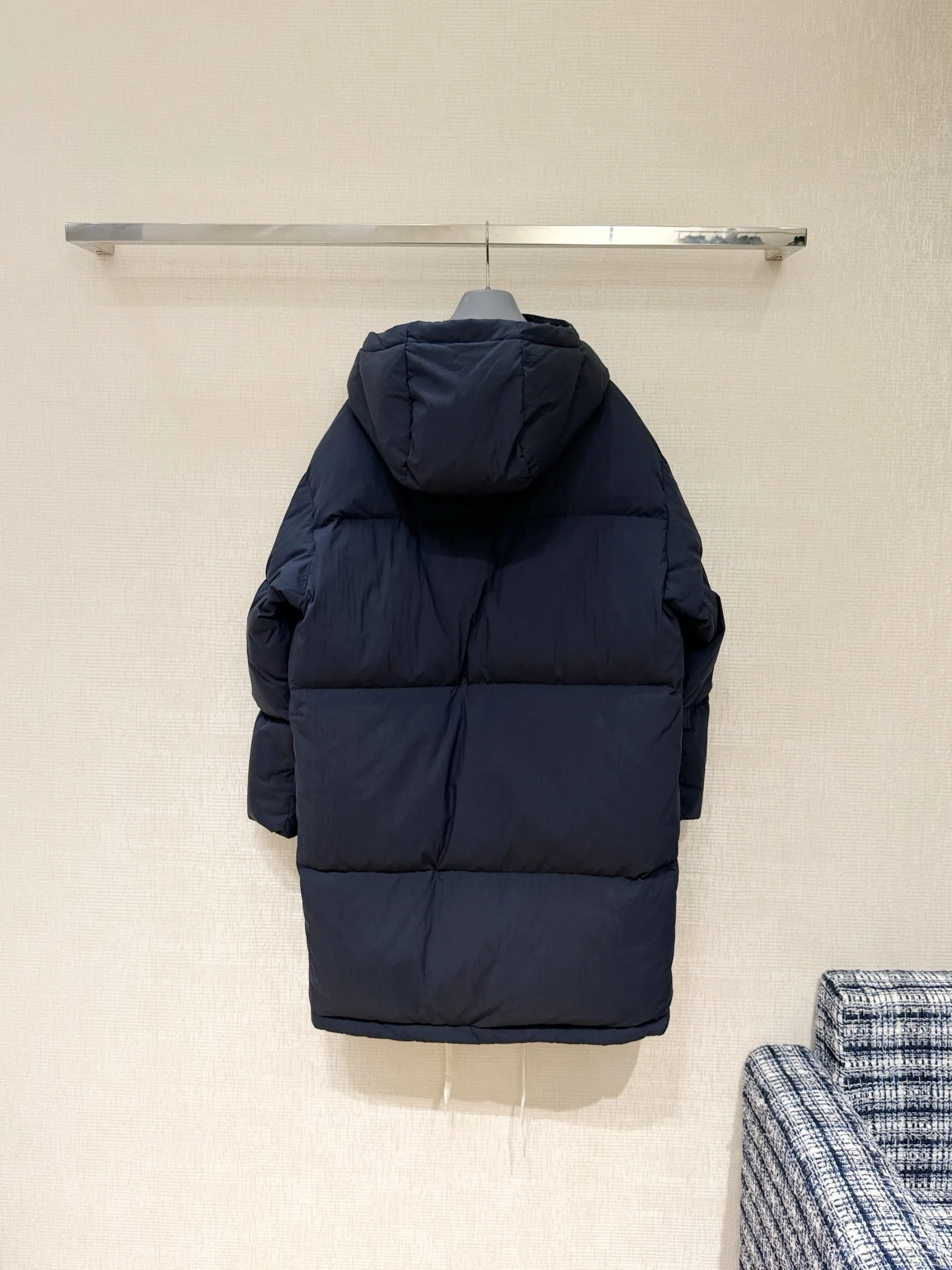 2025 الشتاء المرأة الأزرق الداكن سترة طويلة منفوخة مقنعين الرباط معطف دافئ ملابس خارجية عصرية غير رسمية