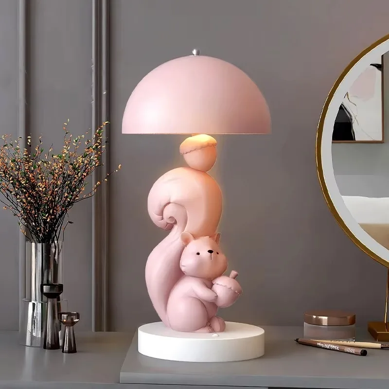 Factory Wholesale Squirrel Sculpture LED Nightlight Lamp Creative Nightstand Decoration for Living Room Bedroom Birthday