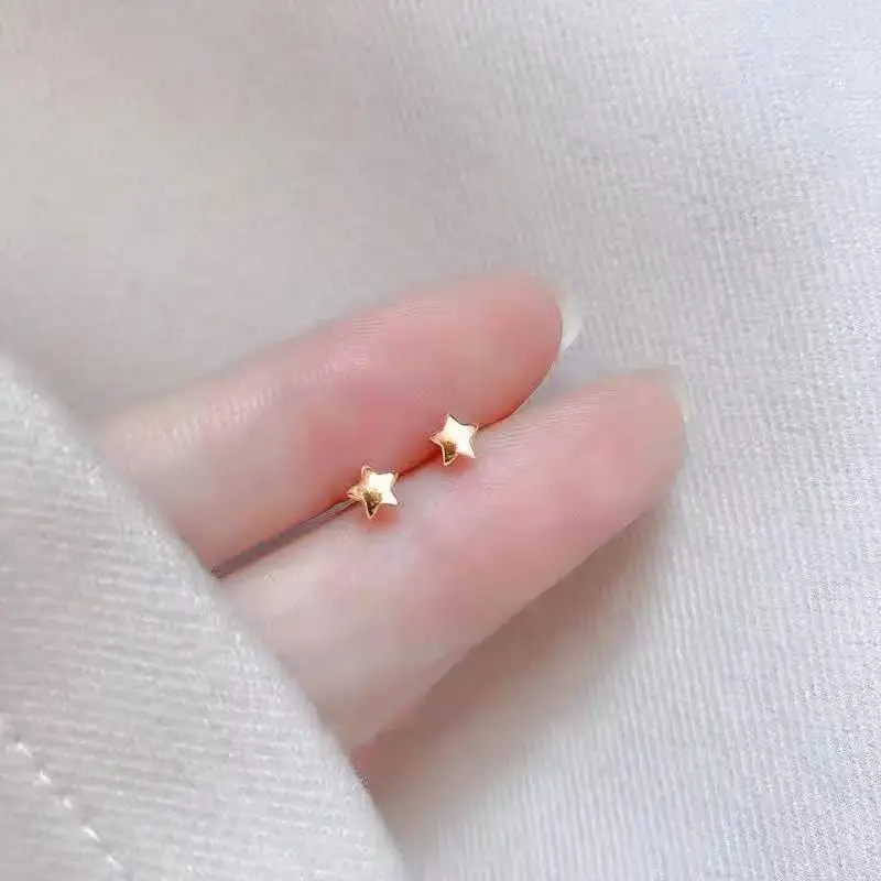 2 pares de brincos minimalistas e fofos em formato de mini coração, adequados para mulheres com baixa sensibilidade a alergias, ideais para uso diário e como presente.