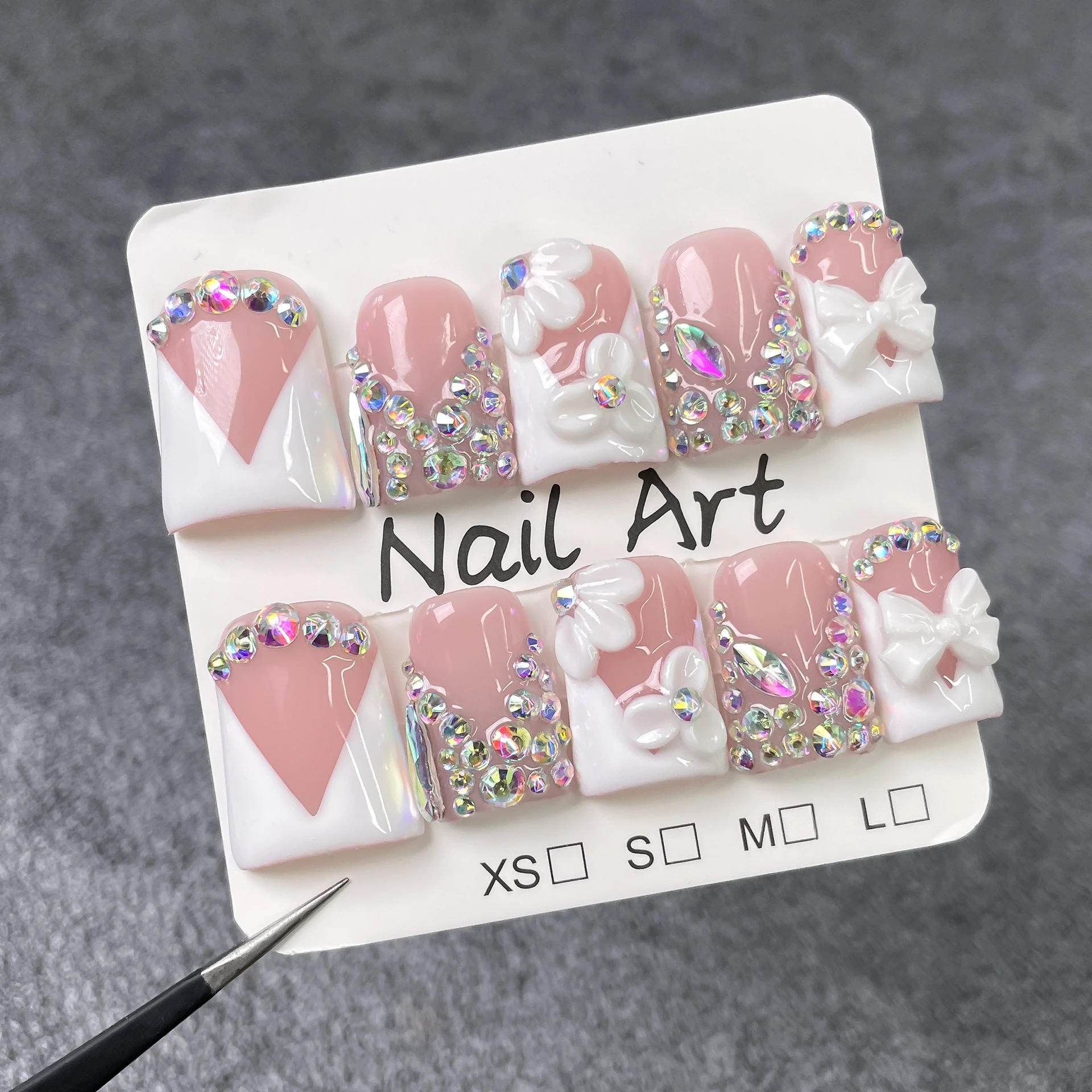 10 stuks Franse naakt roze korte nageltips set volledige dekking strass glanzende bloem ontwerp handgemaakte pers op nagels draagbare manicure