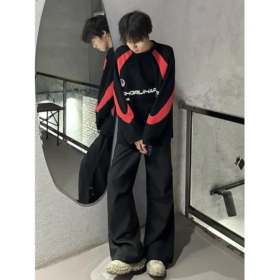 Black and Red Contrasting Splicing Round Neck Sweatshirt with Letter Printed Racing Suit as the Base Layer