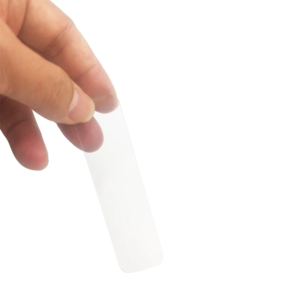 Detail Slides platziert auf Aloe Vera Gel-Rechteckstreifen aus durchsichtigem Kunststoff zum Auftragen von Microblading After Care Cream Applicator Strips – Detail 4