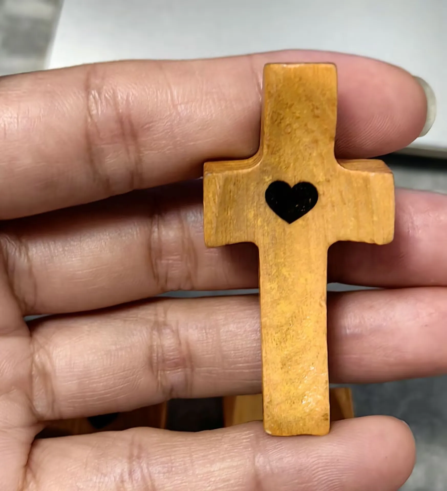 10PCS Handheld Cross with Heart Cutout Wooden Pocket Cross with Heart Cutout Stress Relief Handheld Cross Encouragement Gift