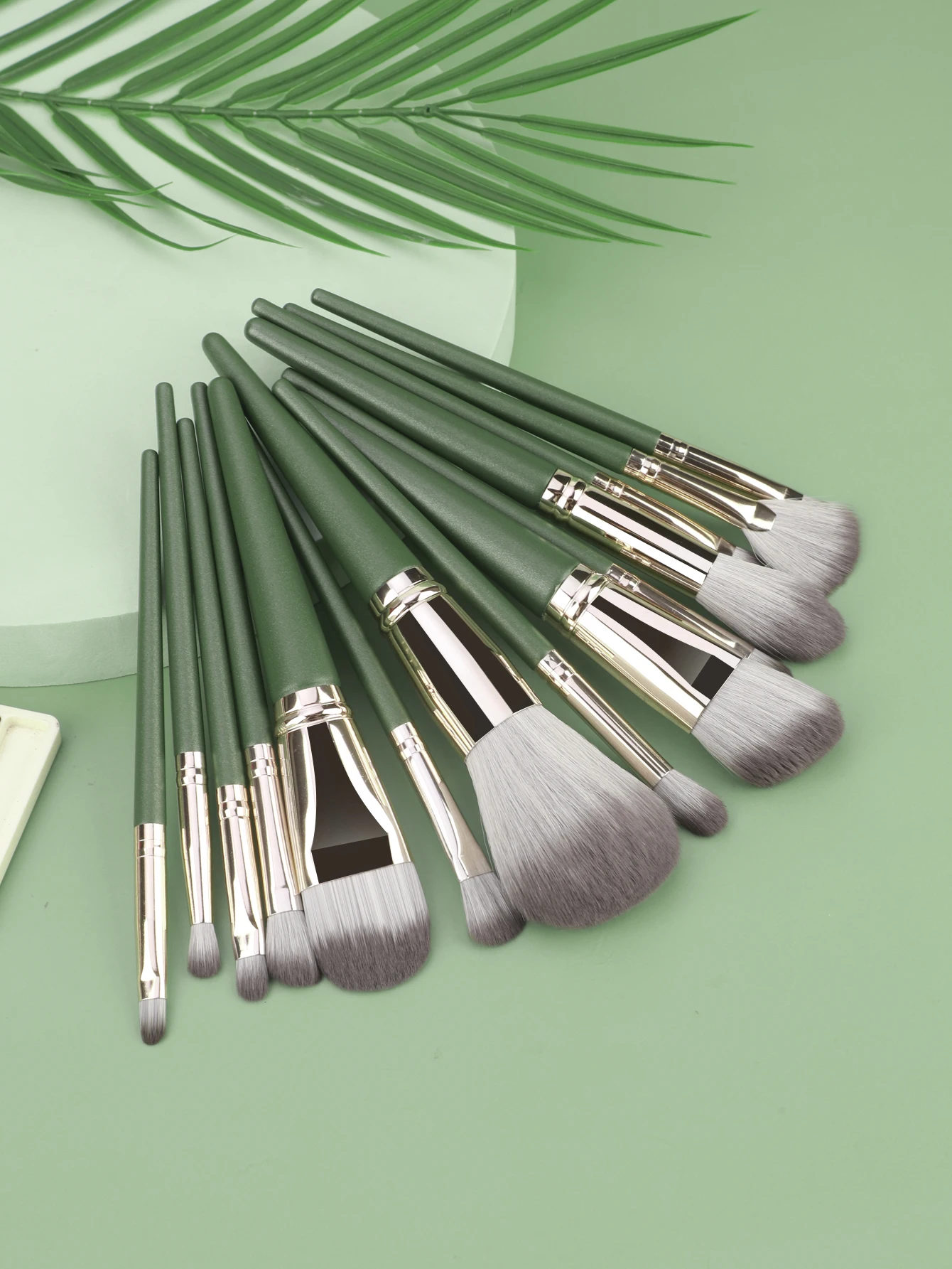 مجموعة فرش مكياج جديدة مكونة من 14 قطعة من Green Cloud، بما في ذلك فرشاة البودرة الناعمة وفرشاة العين وأدوات مكياج التجميل #1