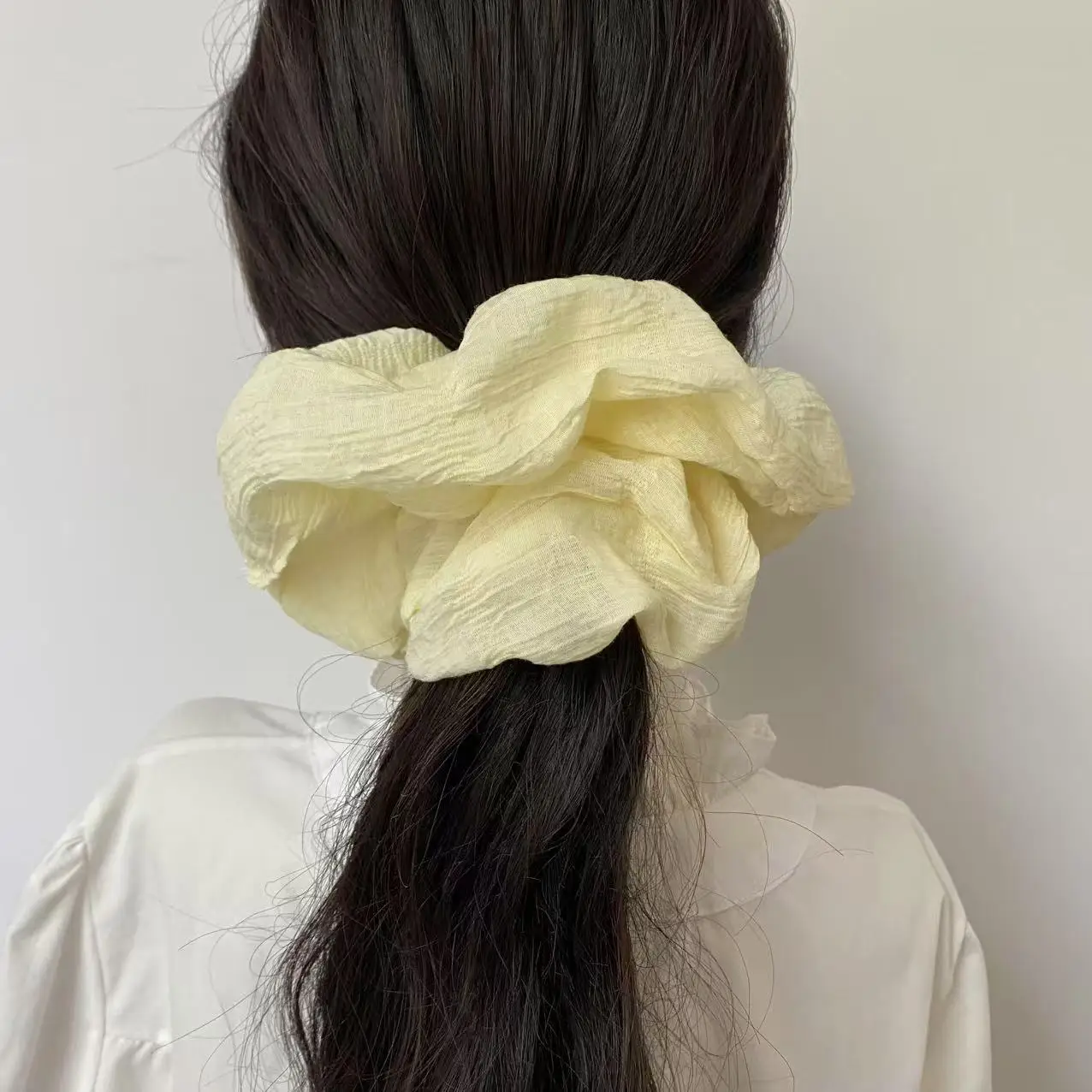 1 Stück hellgelber strukturierter Scrunchie, großer weicher Haargummi, schickes Haar-Accessoire für Frauen, perfekt für das tägliche Styling