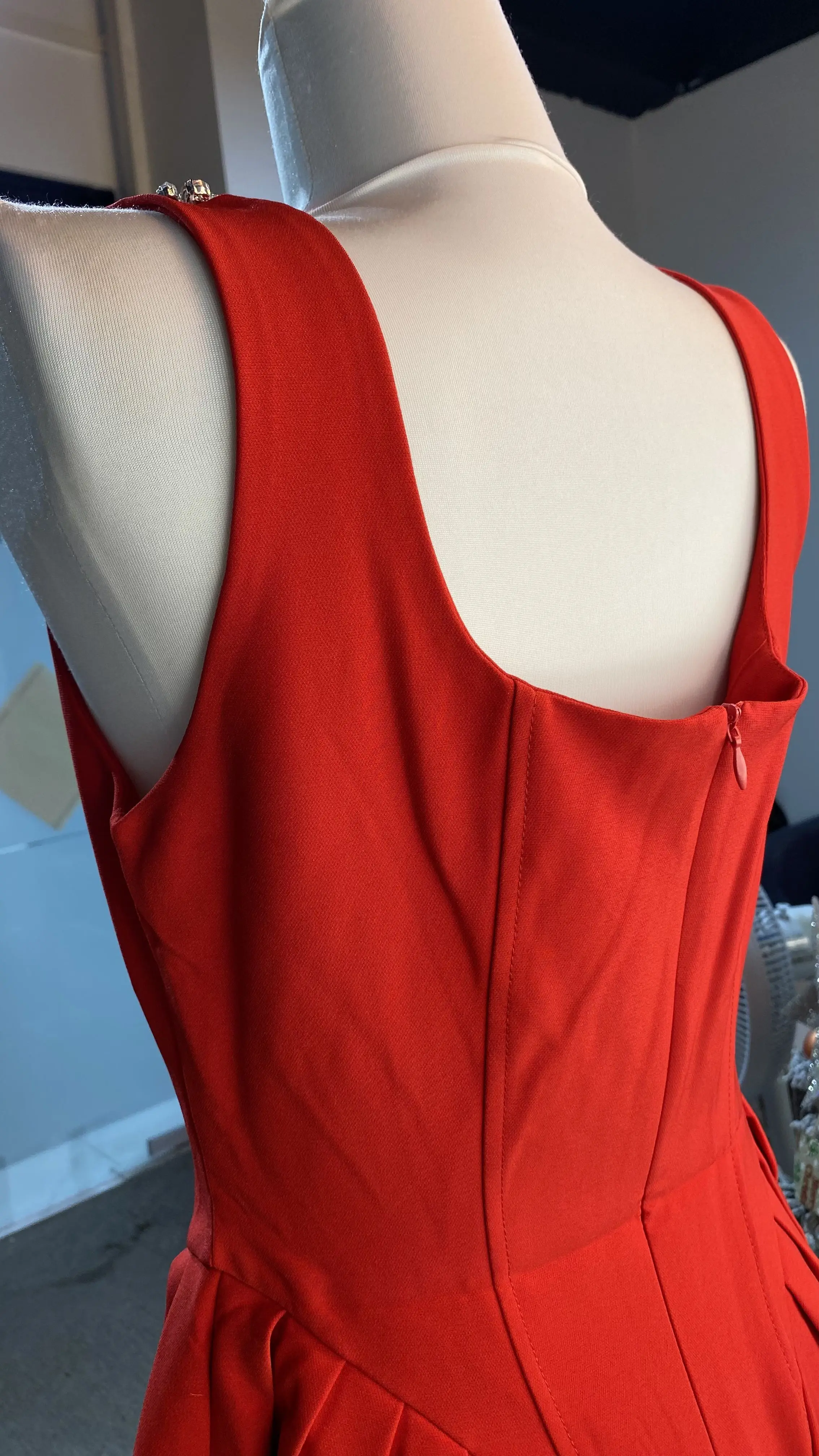 ソリッドカラー夏の女性のエンパイアセクシーなレッドビーズスクエアネッククリスタルダイヤモンドバックレスウェディングパーティープロム-GZMM235