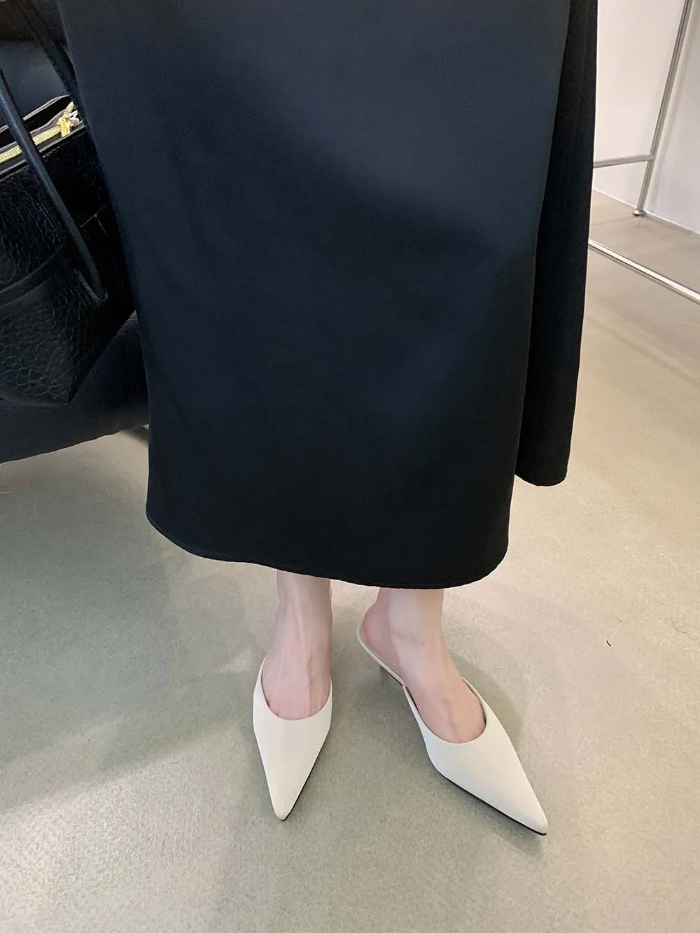 Flock Women Slides Slippers Pointed Toe Outside Mules Shoes 2024 New Arrivals Fashion Dress Shoes Low Heeled Beige White Black