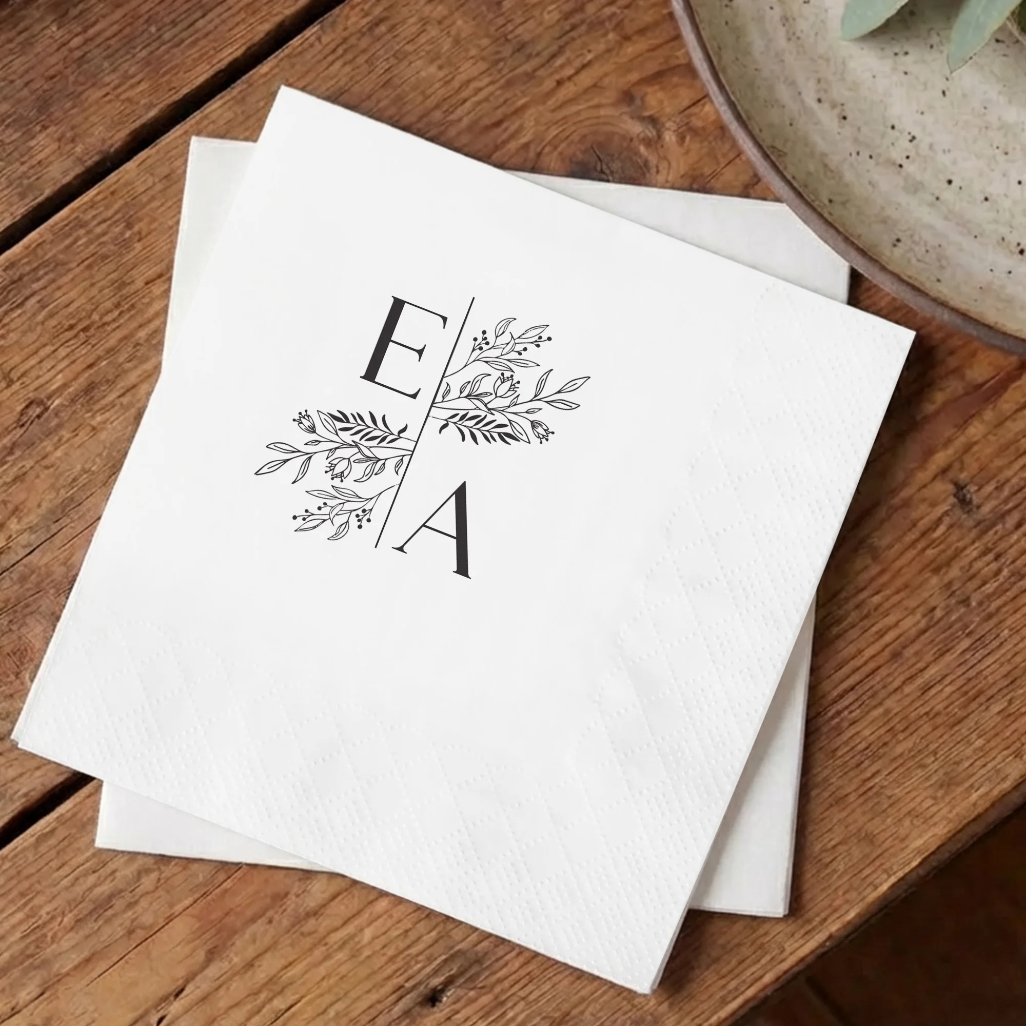 Personalisierte Servietten, 3-lagige, individuell gestaltete Cocktail-Servietten, Monogramm-Einweg-Papierservietten für Hochzeiten, Junggesellinnenabschiede und Brautparty-Dekorationen. – Detail 5