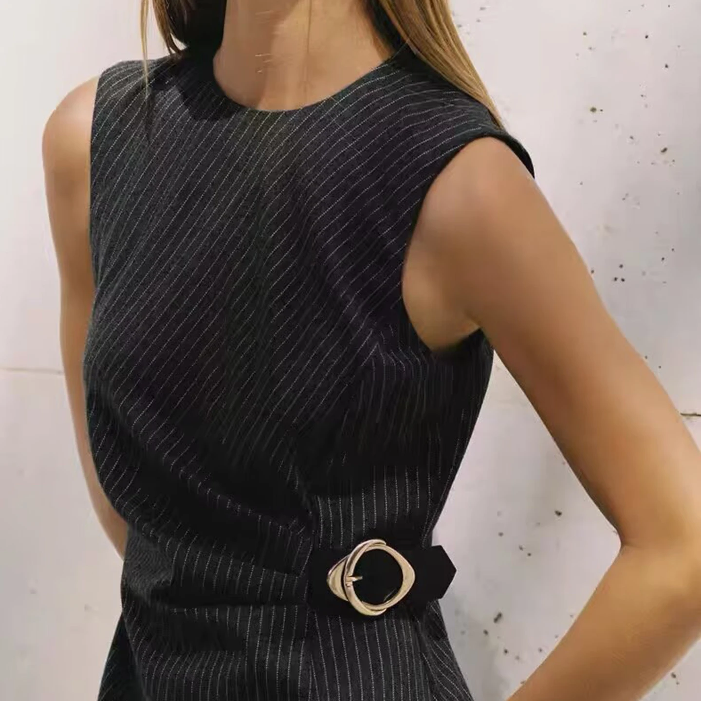 ファッショナブルなミディドレス Z レディース ノースリーブ ストライプデザイン バックルディテール カジュアルスタイル ラウンドネックライン 秋コレクション