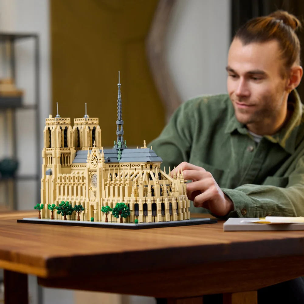 Notre-Dame de Paris Architectural Model Kit 21061 Collectible Building blocks Set for Adults Gift Idea for Lovers of History