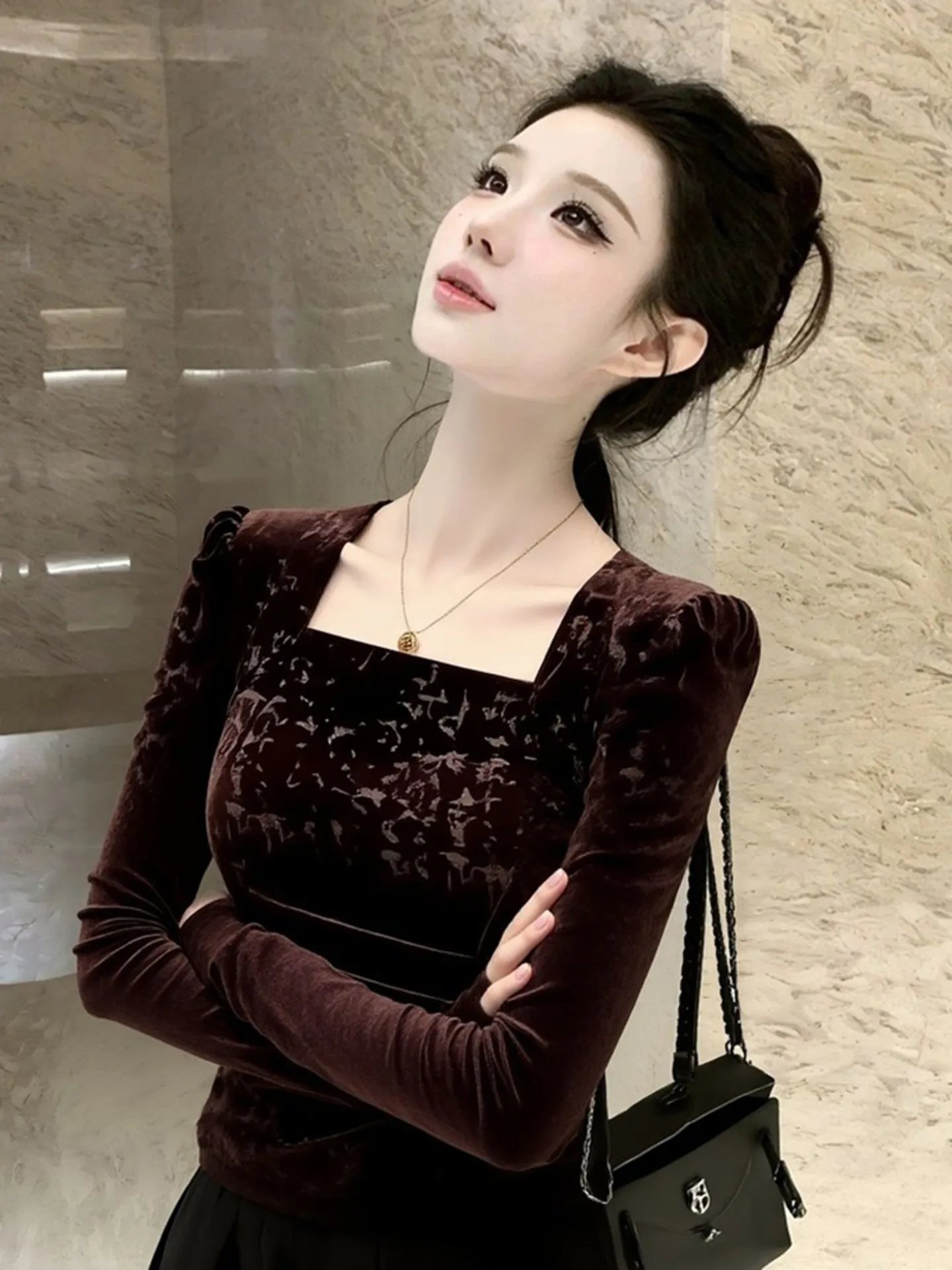 

Весна 2026: Коричневая бархатная блузка для женщин – модная, уникальная, красивая, омолаживающая, высококачественная, для офиса, в корейском стиле, с V-образным вырезом.